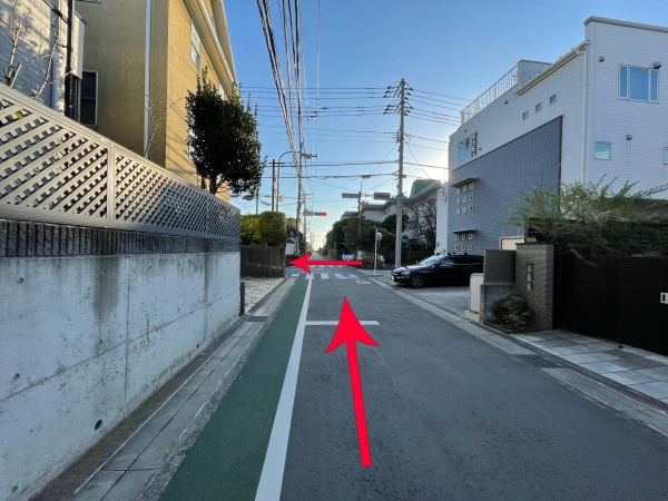 直走一会儿，在第一个红绿灯处左转（和田冢入口）。